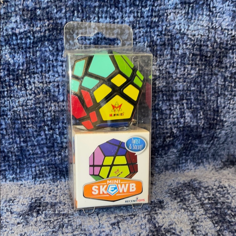 NWT Mini Skewb Puzzle Cube keychain- Multicolor